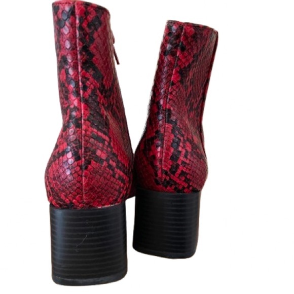 Bar lll but should be Bar none! Faux, sz 8! NWB, red snakeskin, true to fit! - Picture 5 of 11